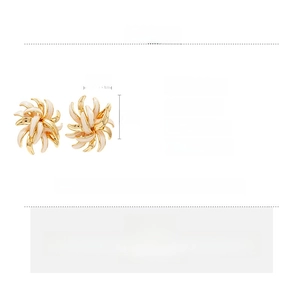 Detailed size chart and material specifications for 18K gold-plated floral stud earrings