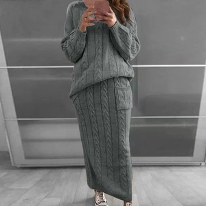 Selfie miroir d'un ensemble pull en maille torsadée grise et jupe longue femme