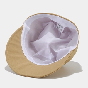 Khaki 100% katoenen ruitercap met wit detail van de binnenvoering en waslabel.
