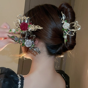 Détail de pinces à cheveux en métal avec motifs de roses et petites perles chic