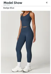 Dettaglio dei leggings a vita alta e del top vogatore nel set da yoga blu opaco