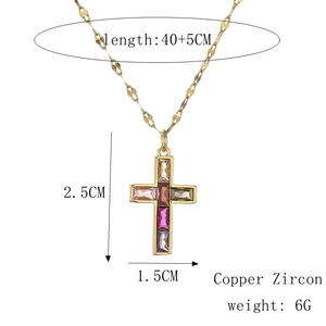 Dettaglio della collana con ciondolo a croce in zircone colorato e catena da 40+5CM