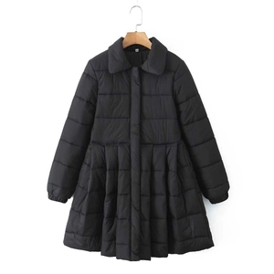 Dettaglio del cappotto trapuntato nero con orlo a pieghe a ombrello e colletto classico