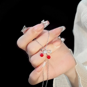Collana con fiocco argento e pendente a ciliegia rossa, gioielli eleganti in acciaio