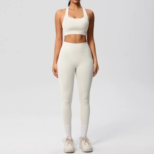 Detalle de los leggings de yoga de cintura alta y sujetador deportivo blanco crema