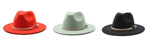 Détail de chapeaux fedora en laine rouge, vert menthe et noir avec boucles en cuir