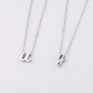Colliers en acier inoxydable avec pendentifs lettres minuscules u et g en argent poli