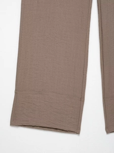Dettaglio dell'orlo dei pantaloni a zampa con trama in misto lino di alta qualità