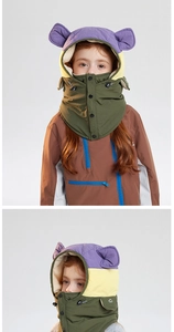 Detail der Kinder Wintermütze mit Ohrenklappen und Gesichtsmaske in Lila und Gelb