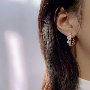 Élégantes boucles d'oreilles créoles en C avec grappes de perles blanches et cristaux