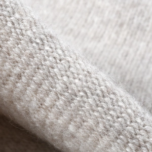 Texture détaillée d'un bonnet d'hiver en laine tricotée grise, chaud et épais