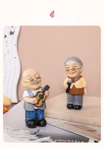 Dettaglio di statuette in resina di coppia anziana con chitarra e canto per anniversario