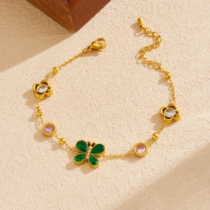 Bracciale in acciaio inossidabile dorato con farfalla in zircone verde e ciondoli fiori