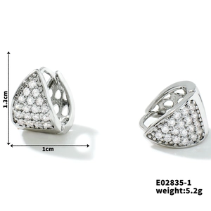 Détails macro des boucles d'oreilles en U argentées avec zircons, taille 1,3 cm x 1,0 cm