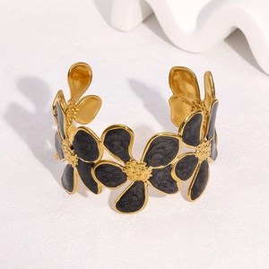 Bracelet jonc ouvert en acier inoxydable plaqué or 18k avec fleurs en émail noir chic