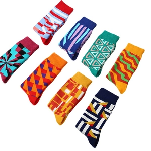 Bunte Crew-Socken mit geometrischen Mustern wie Streifen und Dreiecken aus Baumwolle