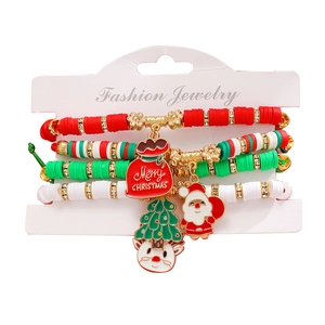 Dettaglio di braccialetti natalizi multistrato con ciondoli Babbo Natale e renne