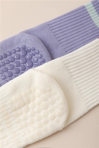 Détail des picots antidérapants en silicone sur chaussettes de yoga en coton