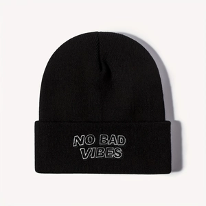 Bonnet en tricot noir avec broderie No Bad Vibes et bord replié pour rester au chaud