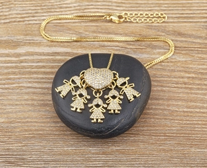 Dettaglio della collana famiglia placcata oro 18k con cinque ciondoli in zirconi cubici