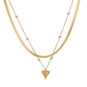 Dettaglio di collana doppia dorata con catena a serpente e ciondolo a forma di cuore