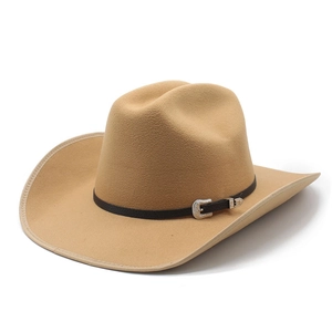 Détail d'un chapeau de cow-boy en feutre camel avec ruban brun et boucle argentée