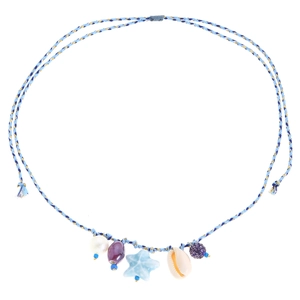 Dettaglio collana boho intrecciata con conchiglia, stella marina e perle colorate