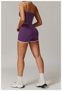 Rückansicht des lila Yoga-Sets mit weißem Saum, hoher Taille und Racerback-Oberteil