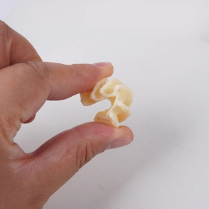 Accessorio in miniatura a forma di C color crema con texture ondulata realistica