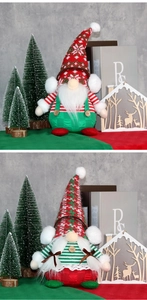 Dettaglio di gnomi di Natale con cappelli a maglia, trecce bianche e abiti rustici