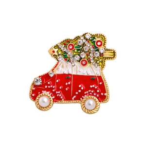 Broche de Noël en alliage émaillé représentant une voiture rouge avec un sapin et strass