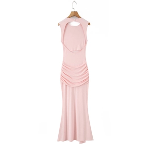 Vue détaillée de la robe rose sans manches avec un dos nu élégant et des plis froncés