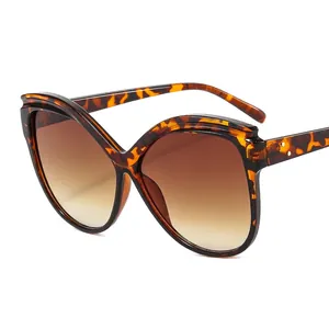 Occhiali da sole a farfalla cat-eye con montatura tartarugata e lenti sfumate