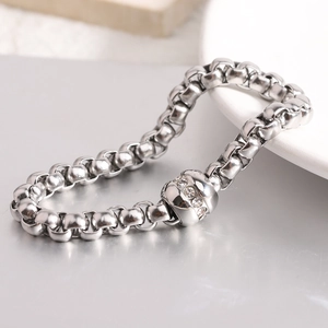 Detail eines 7mm Edelstahl-Kettenarmbands mit einer kristallbesetzten runden Perle