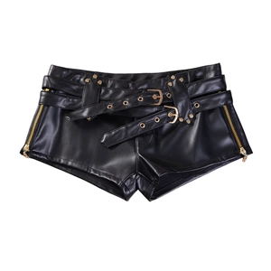 Detailsicht der schwarzen Punk-PU-Ledershorts mit Goldbuckles und dekorativen Reißverschlüssen
