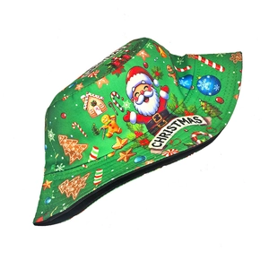 Cappello a secchiello verde con stampe natalizie di Babbo Natale e omini di pan di zenzero