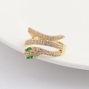 Dettaglio macro dell'anello a serpente oro 18K con cristalli rosa e occhi di gemma verde