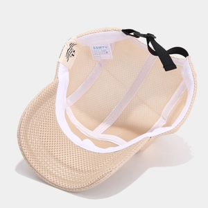 Dettaglio interno del cappellino beige in mesh con fascia tergisudore e cinturino