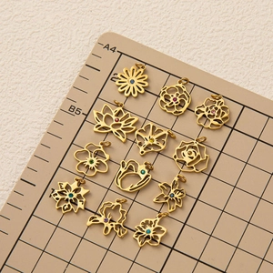 Détails de douze pendentifs floraux en acier inoxydable doré avec pierres précieuses