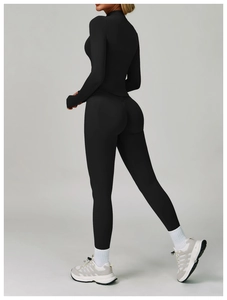 Détail d'un ensemble de yoga noir sans couture avec passe-pouces ergonomiques et coupe ajustée