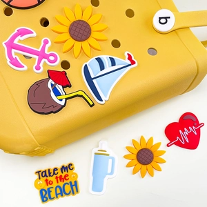 Borsa da spiaggia in EVA gialla decorata con ciondoli estivi colorati e accessori.
