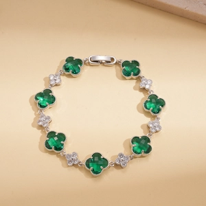 Vue détaillée du bracelet en argent avec trèfles verts et incrustations de zircon blanc