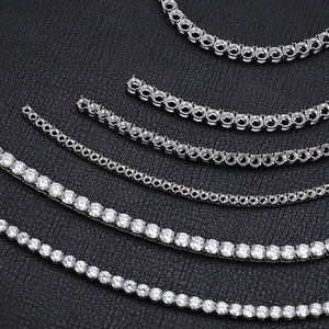 Détail de maillons de collier tennis en acier inoxydable de différentes tailles avec zircone