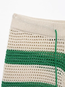 Detail von Häkelshorts mit creme-grünen Streifen und Tunnelzug-Detail am Bund