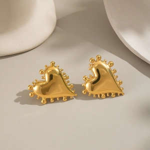 Élégantes boucles d'oreilles cœur géométriques dorées avec bordure perlée