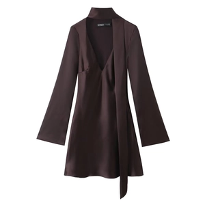 Dunkelbraunes Satin-Minikleid mit langen Ärmeln, tiefem V-Ausschnitt und Halstuch