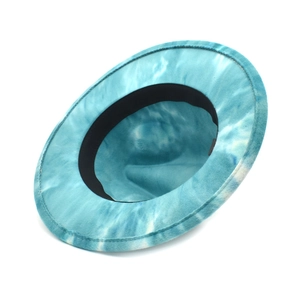 Détail du chapeau fedora tie-dye montrant la texture laine bleue et le bandeau interne