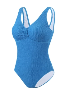 Détail d'un maillot de bain bleu avec tissu texturé en nid d'abeille et col en V