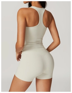 Dettaglio dei pantaloncini yoga a vita alta e top racerback con trama senza cuciture