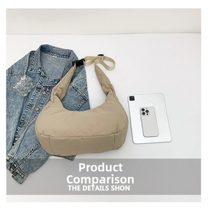 Détails du sac bandoulière matelassé beige en nylon avec accessoires sur fond blanc